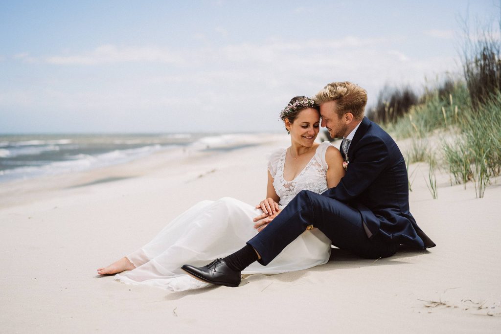 Hochzeitsfoto von einem Hochzeitspaar am Strand von Wangerooge
